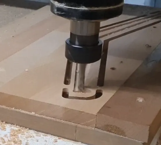 CNC Fräsmaschine bei der präzisen Holzbearbeitung – Nahaufnahme des Fräskopfes an einer Holzoberfläche