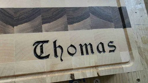 CNC Gravuren auf Holz – personalisierte Schriftzüge, Logos und filigrane Motive mit hoher Präzision gefräst