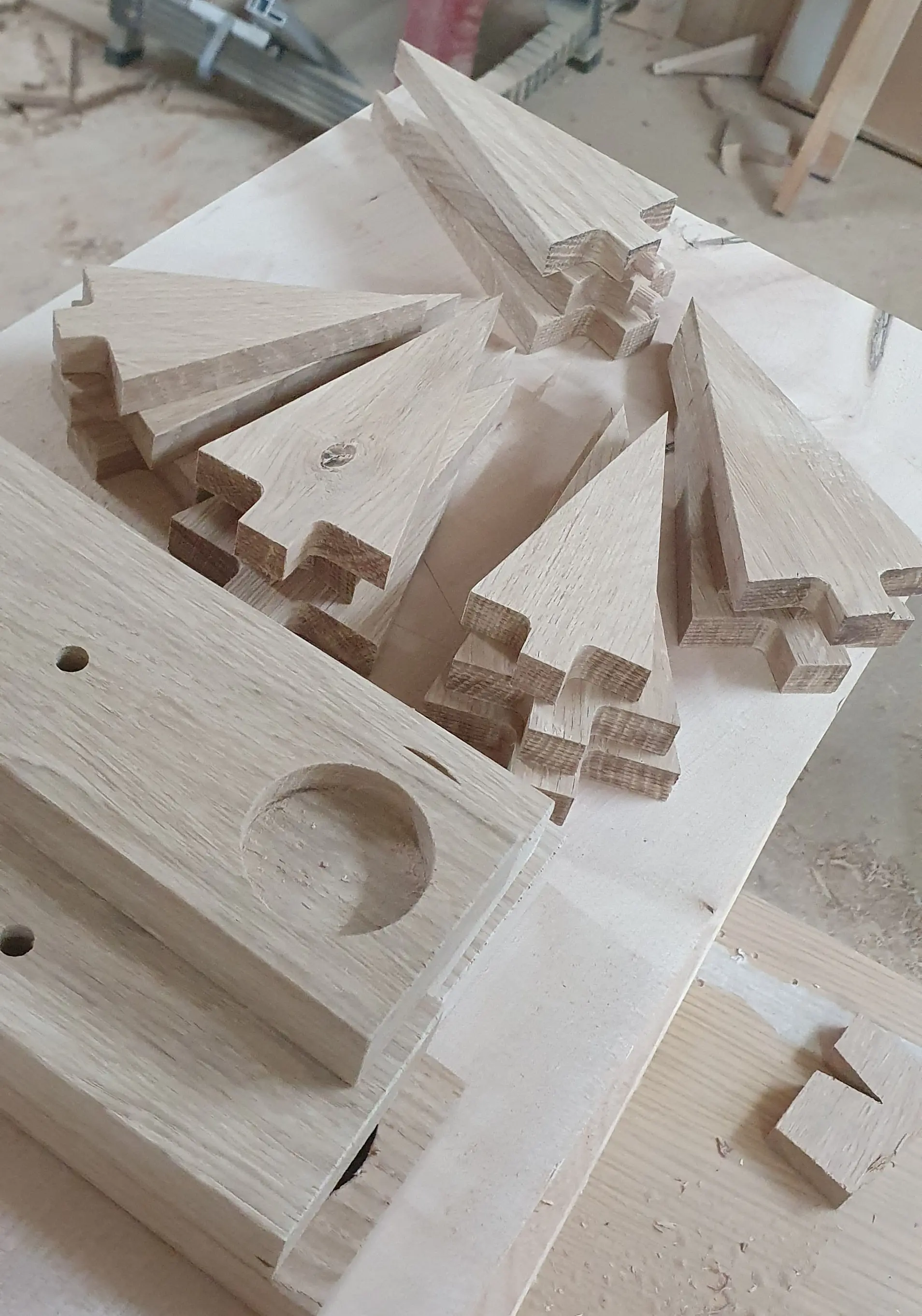 CNC gefräste Holzschilder – individuelle Firmenschilder, Türschilder und Werbetafeln aus Holz mit präziser Beschriftung